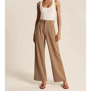 High waisted, wide leg pant